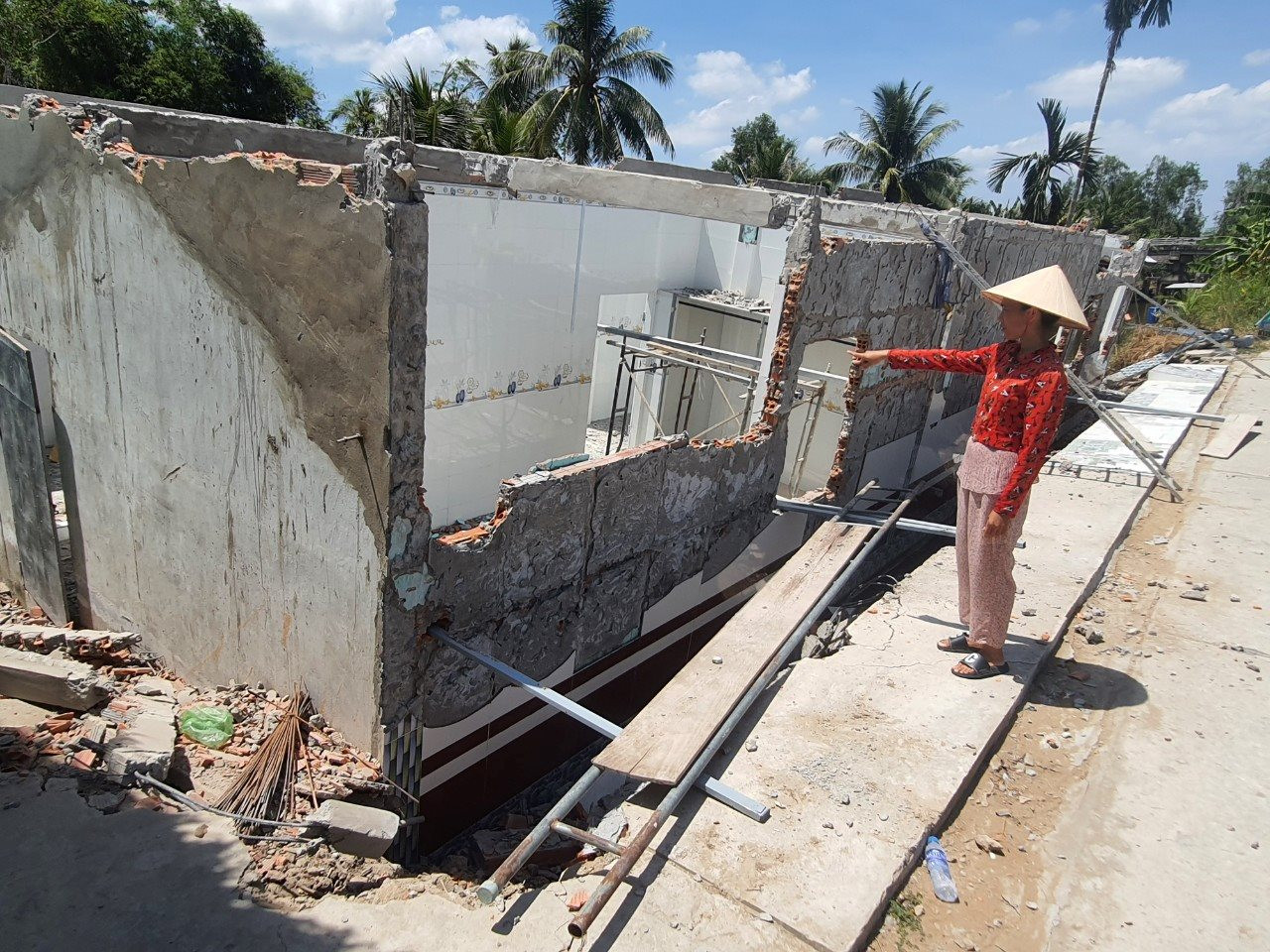 Đường, nhà dân tan hoang do sạt lở ở Bạc Liêu