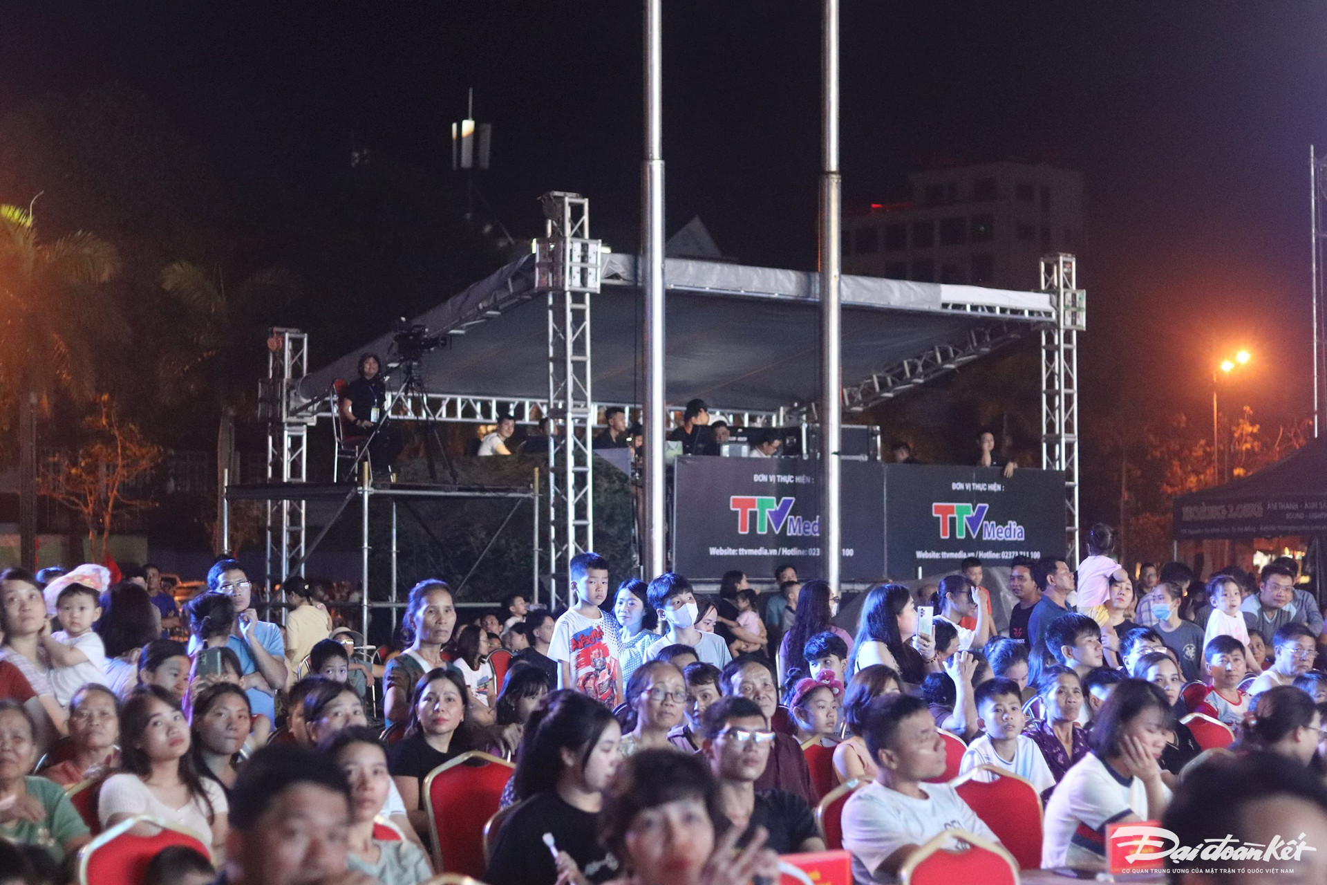 Được biết, cầu truyền hình dưới lá cờ quyết thắng là chương trình quy mô lớn, có sự tham gia của khoảng 1.000 diễn viên tham gia biểu diễn ở 5 điểm cầu. Ảnh: Đình Minh