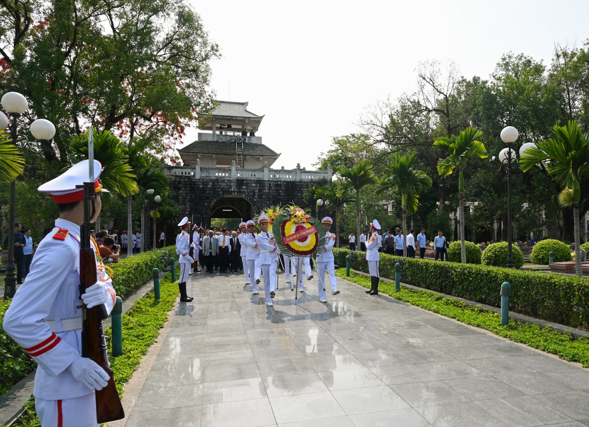 Lãnh đạo, nguyên lãnh đạo Đảng, Nhà nước đến đặt vòng hoa, dâng hương tưởng niệm, tri ân các anh hùng liệt sĩ tại Nghĩa trang Liệt sĩ Quốc gia A1.