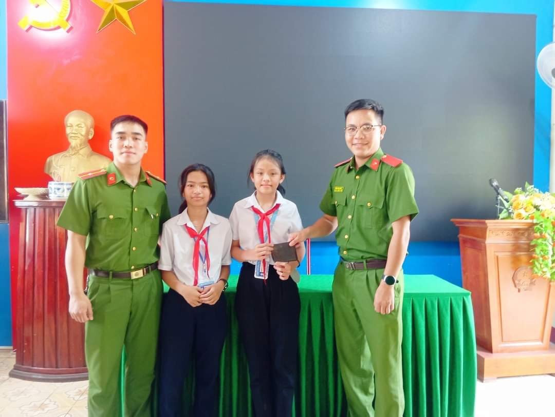 Quảng Trị: Tuyên dương 5 học sinh trao trả đồ nhặt được cho người đánh mất