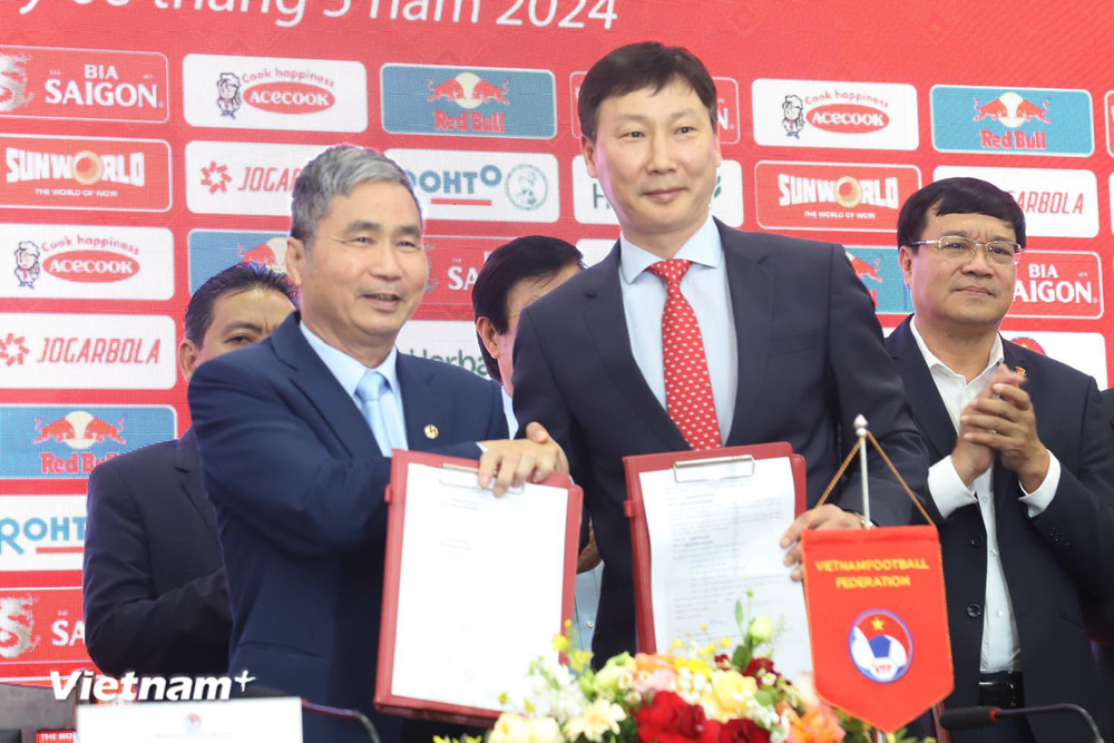 Huấn luyện viên Kim Sang-sik (bên phải) và ông Dương Nghiệp Khôi, Tổng thư ký Liên đoàn Bóng đá Việt Nam (VFF). (Ảnh: Việt Anh/Vietnam+)