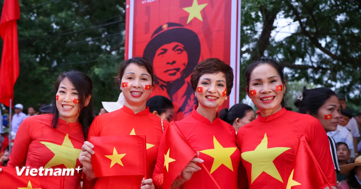 Trắng đêm xếp hàng chờ đón Lễ diễu binh kỷ niệm 70 năm chiến thắng Điện Biên
