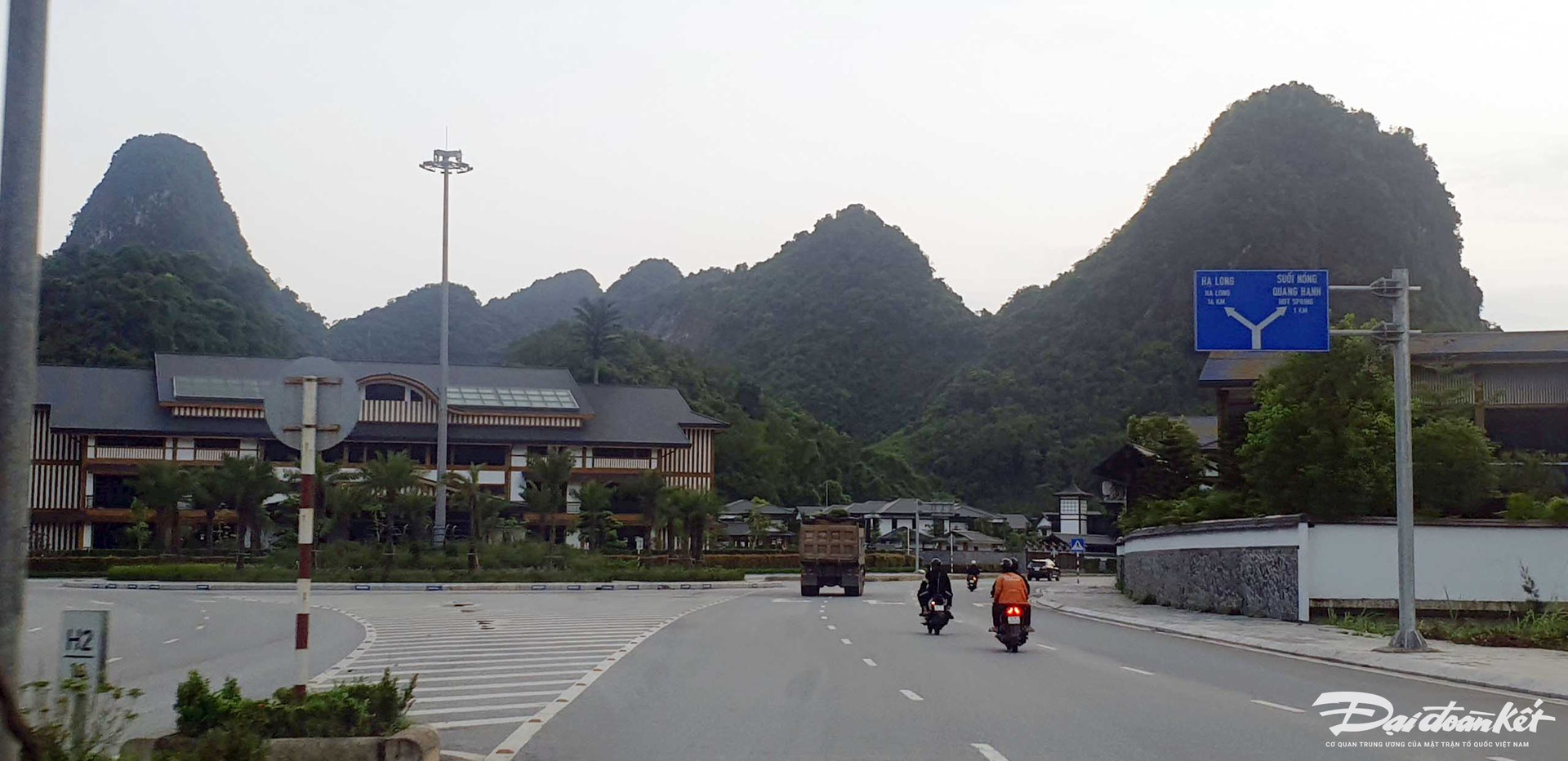 Đoàn xe tải nhập vào đường bao biển Hạ Long - Cẩm Phả tại vị trí vòng xuyến khu Yoko Onsen Quang Hanh.