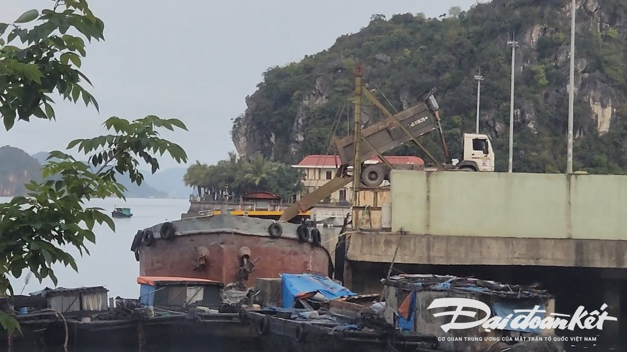 Vị trí xe tải xuống hàng cho sà lan tại bến cảng gần bãi tắm Lương Ngọc (TP Cẩm Phả).