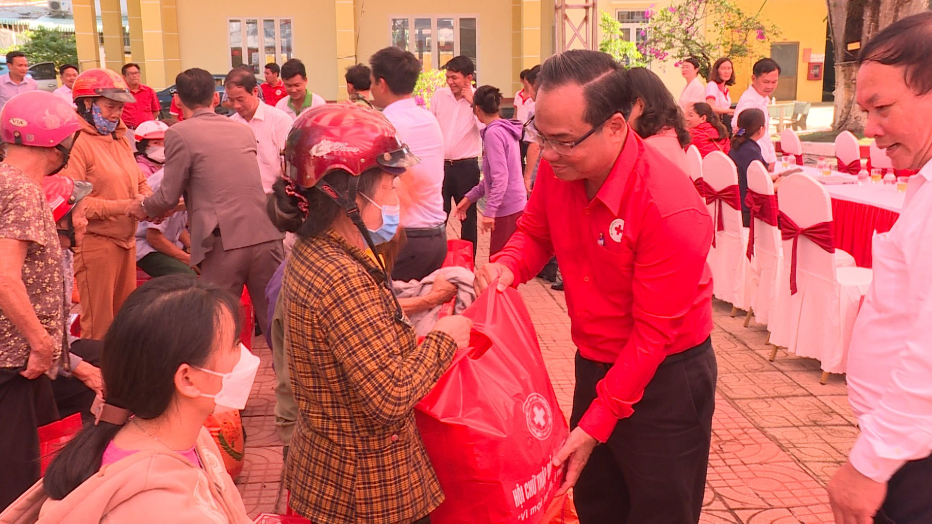 Ông Vũ Thanh Lưu trao quà cho các hộ nghèo tại chương trình.