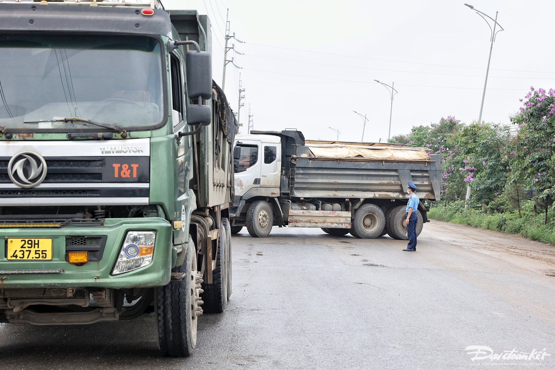 Nhận phản ánh từ nhân dân, lực lượng Thanh tra giao thông cầu đường bộ (Sở GTVT Hà Nội) đã tiến hành tuần tra xử lý xe quá tải.
