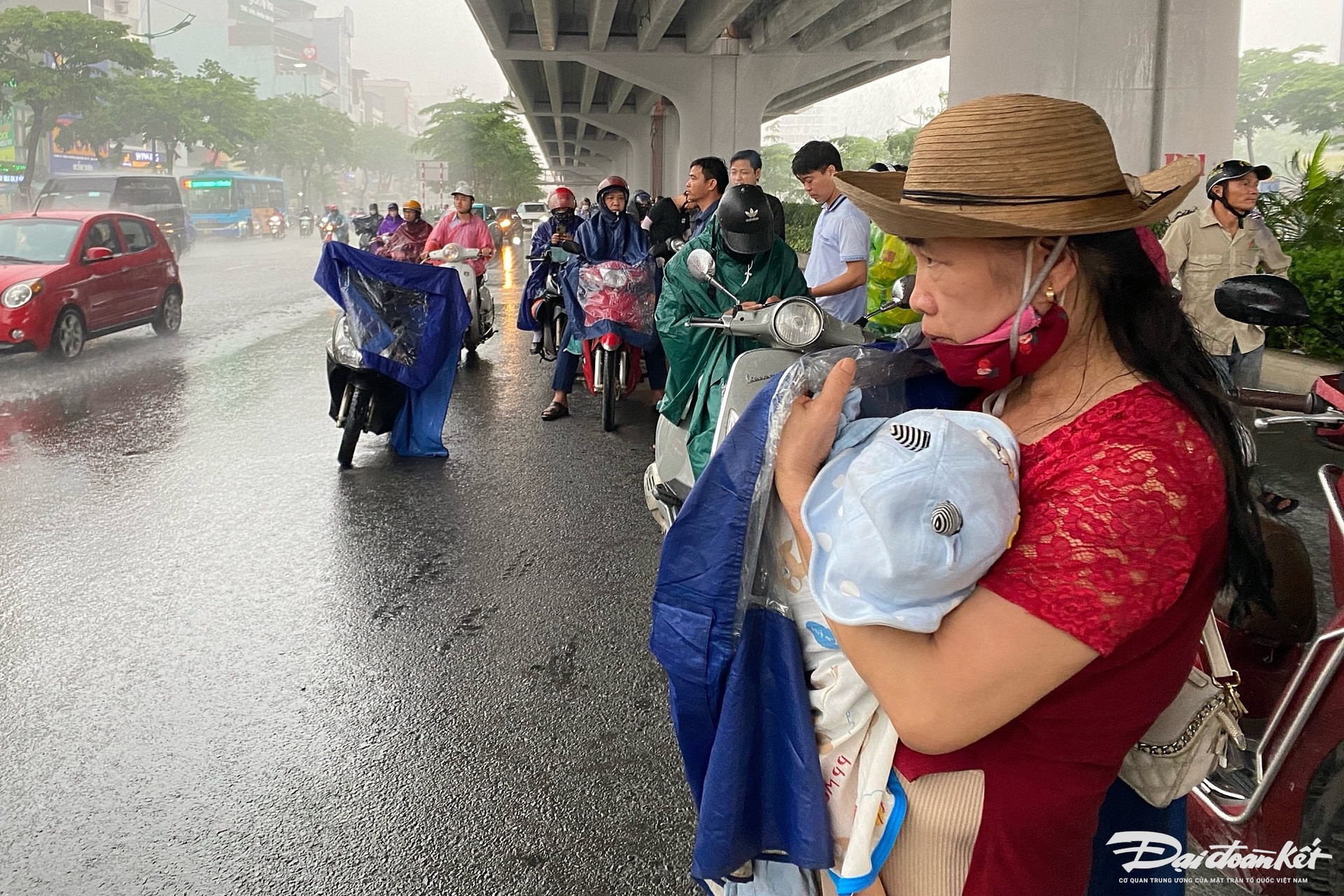 Theo ghi nhận của PV Báo Đại Đoàn Kết, khoảng 16 giờ chiều ngày 15/5, Hà Nội bắt đầu xảy ra mưa lớn, khiến nhiều người dân bất ngờ phải trú mưa dưới gầm cầu đường vành đai 3