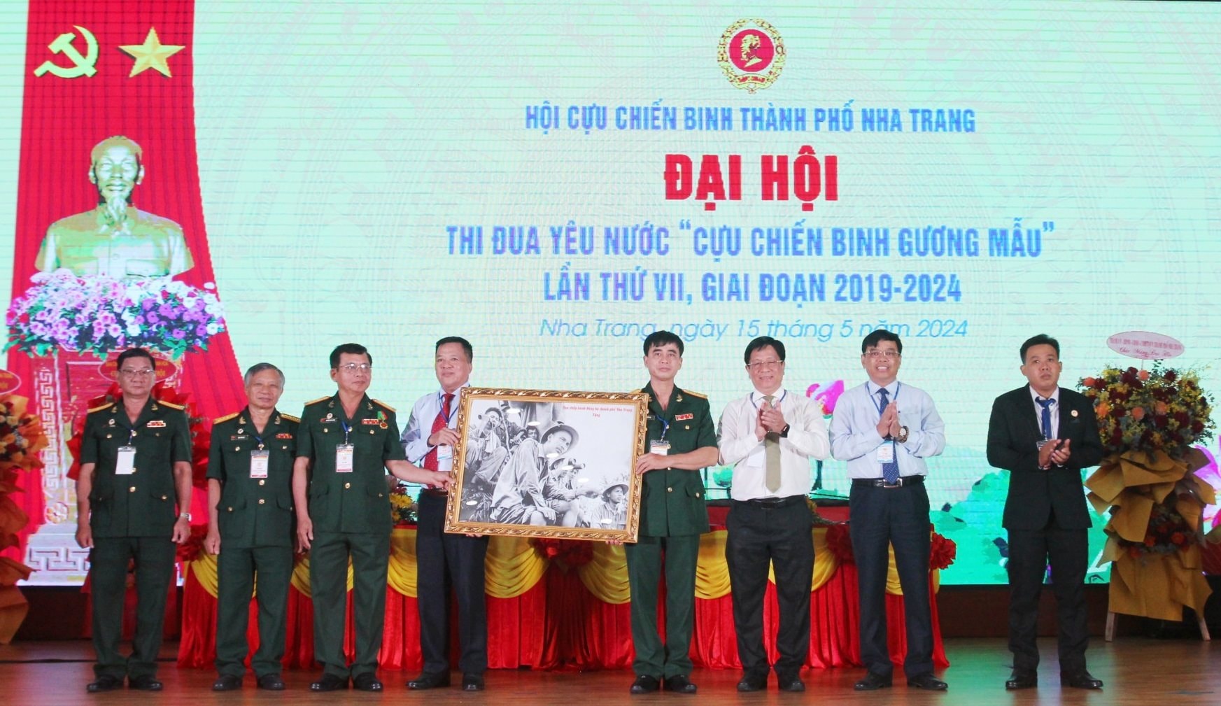 Ban Chấp hành Đảng bộ TP. Nha Trang tặng đại hội bức chân dung Chủ tịch Hồ Chí Minh ra trận.