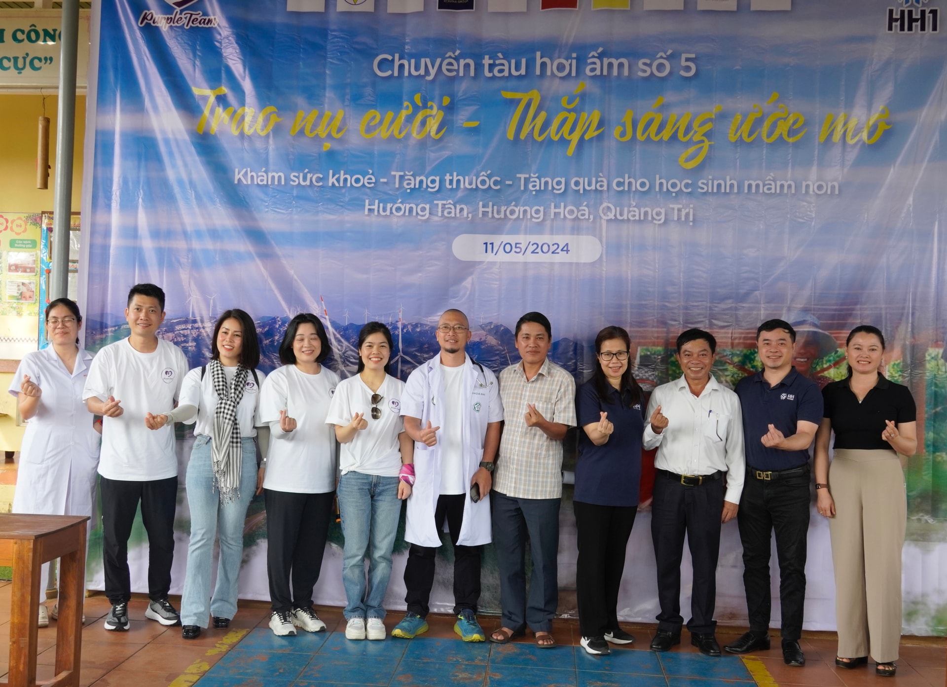 Các thành viên Câu lạc bộ thiện nguyện PurpleTeam chụp ảnh cùng lãnh đạo địa phương