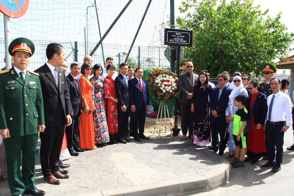 Lễ dâng hoa tưởng nhớ Bác tại Đại lộ Hồ Chí Minh ở thủ đô Algiers. (Ảnh: Trung Khánh/TTXVN)