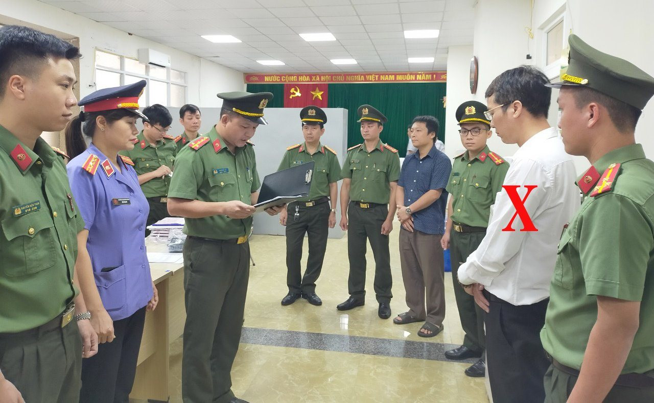 Nguyễn Thế Hùng, nguyên Giám đốc Chi nhánh VP ĐKĐD TP Sầm Sơn (dấu X) bị bắt giữ.