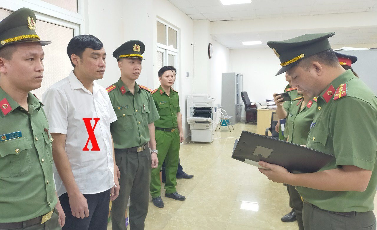Cao Xuân Hiệp, cán bộ VP ĐKĐD TP Sầm Sơn nghe lệnh khởi tố bị can.