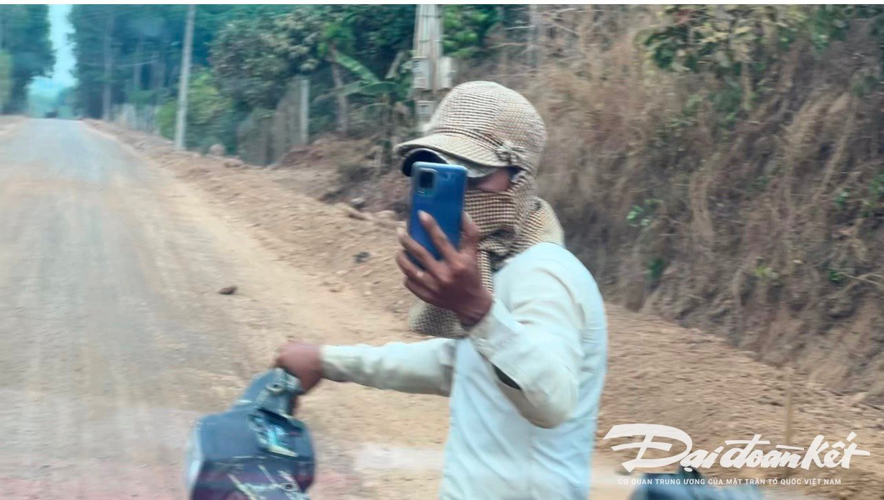Một người đàn ông trùm kín mặt khi thấy xe của phóng viên đang ghi hình tại 2 khu đất bị khai thác trái phép ở thôn 1, xã Tân Hà đã tạt đầu xe và dùng điện thoại dí thẳng vào mặt phóng viên. Ảnh PV Nguyên Vũ chụp ngày 5/4/2024.