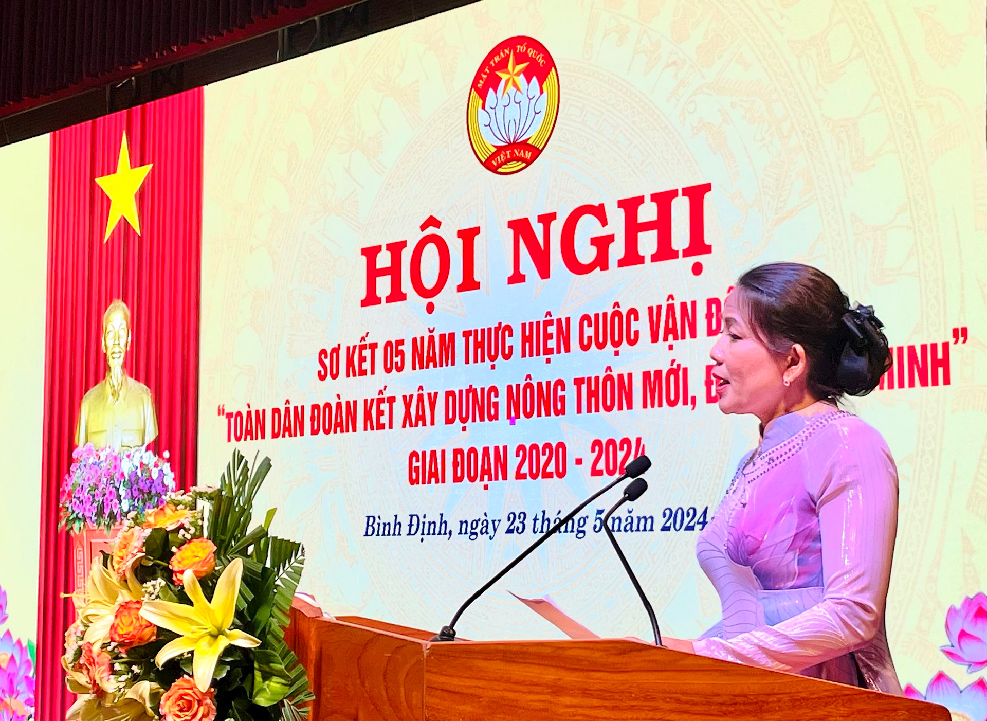 Bà Nguyễn Thị Phong Vũ, Chủ tịch Ủy ban MTTQ Việt Nam tỉnh Bình Định phát biểu kết luận Hội nghị.