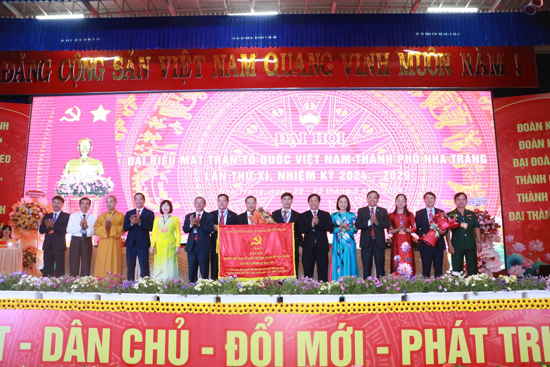 Ông Hồ Văn Mừng, Bí thư Thành ủy Nha Trang tặng bức trướng cho Đại hội.