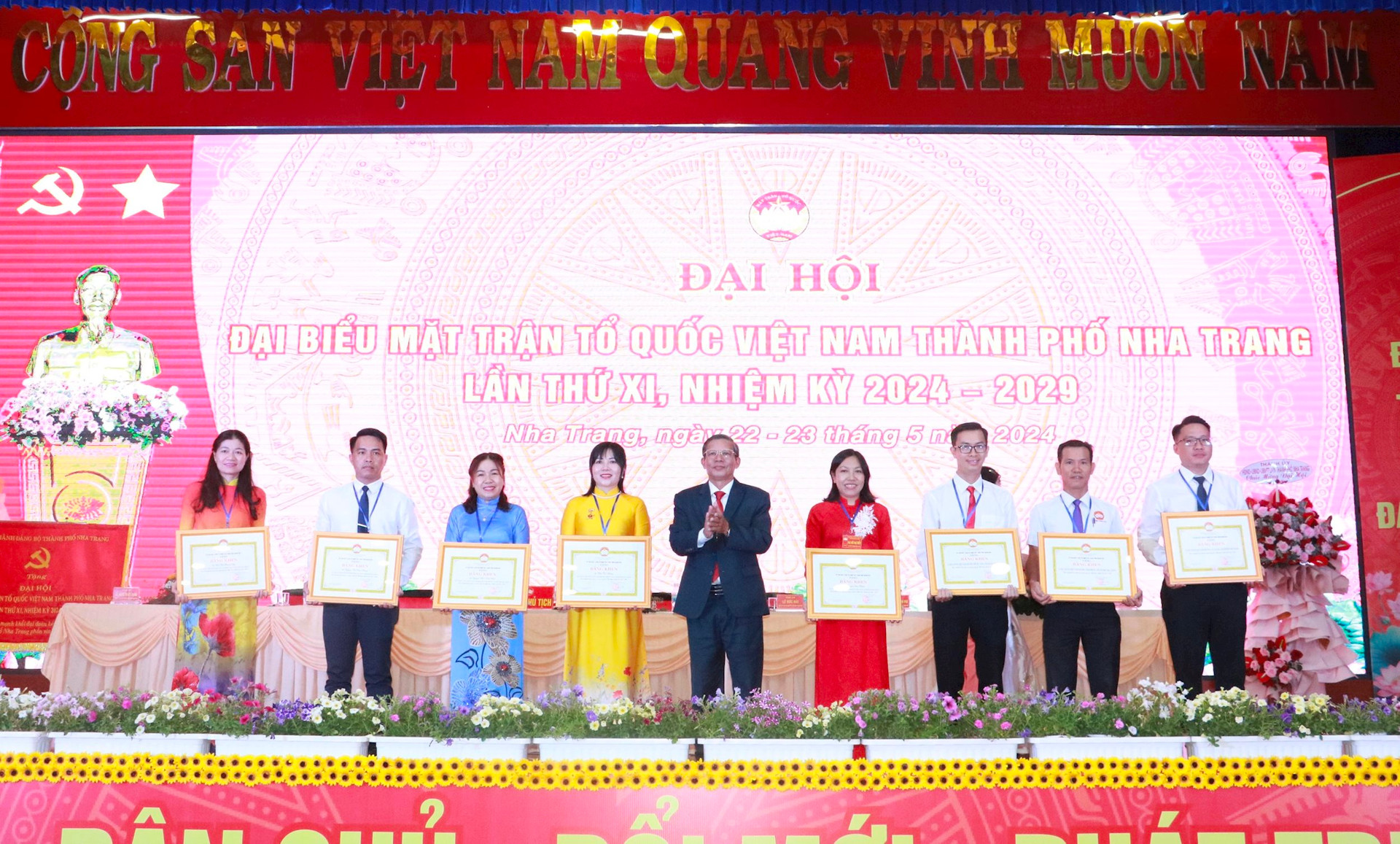 Ông Trần Ngọc Thanh, Chủ tịch Uỷ ban MTTQ Việt Nam tỉnh Khánh Hòa tặng Bằng khen cho tập thể và cá nhân có thành tích xuất sắc trong công tác Mặt trận nhiệm kỳ qua.