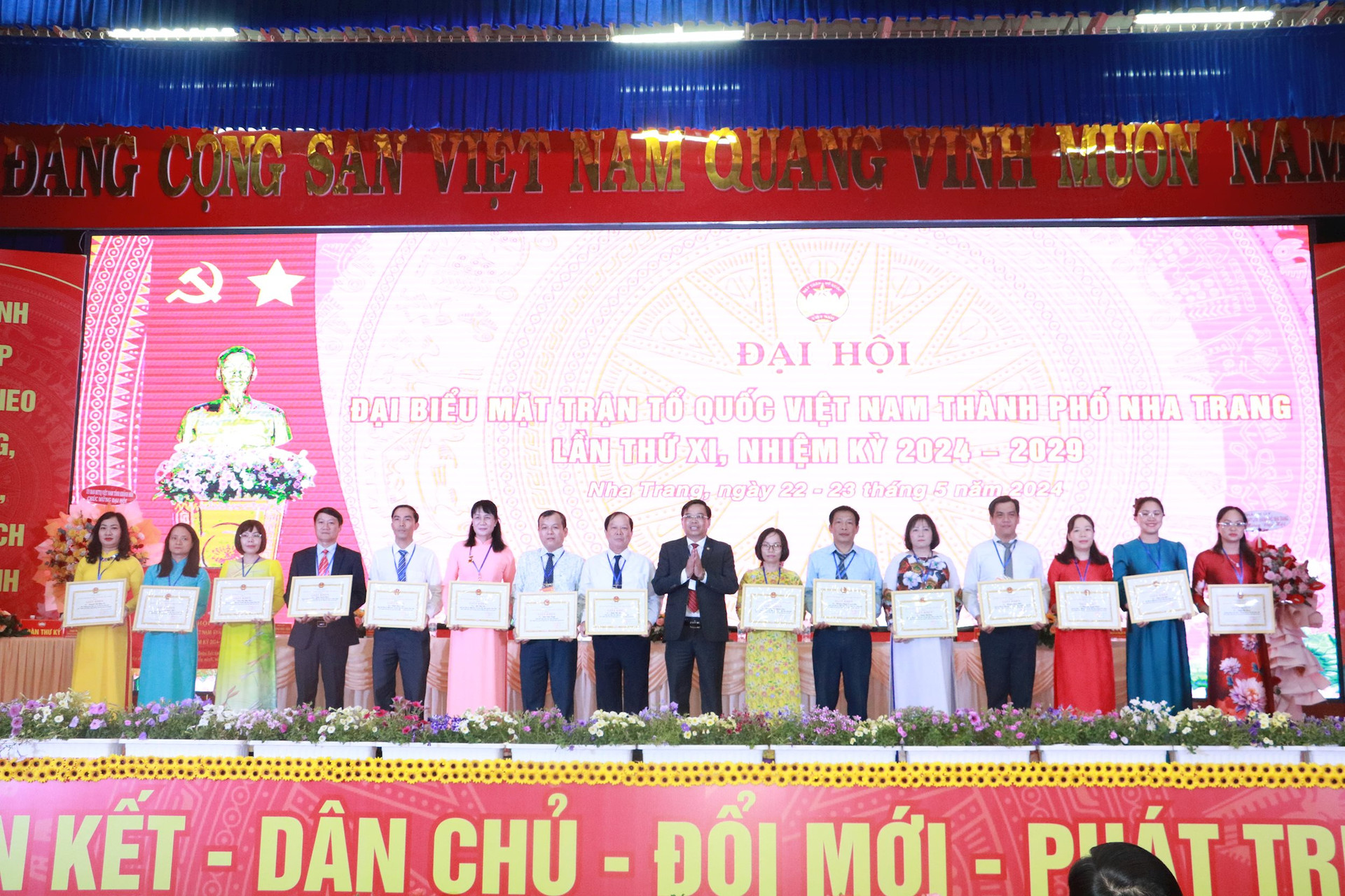 UBND TP Nha Trang tặng Giấy khen cho tập thể và cá nhân có thành tích xuất sắc trong công tác Mặt trận nhiệm kỳ qua.