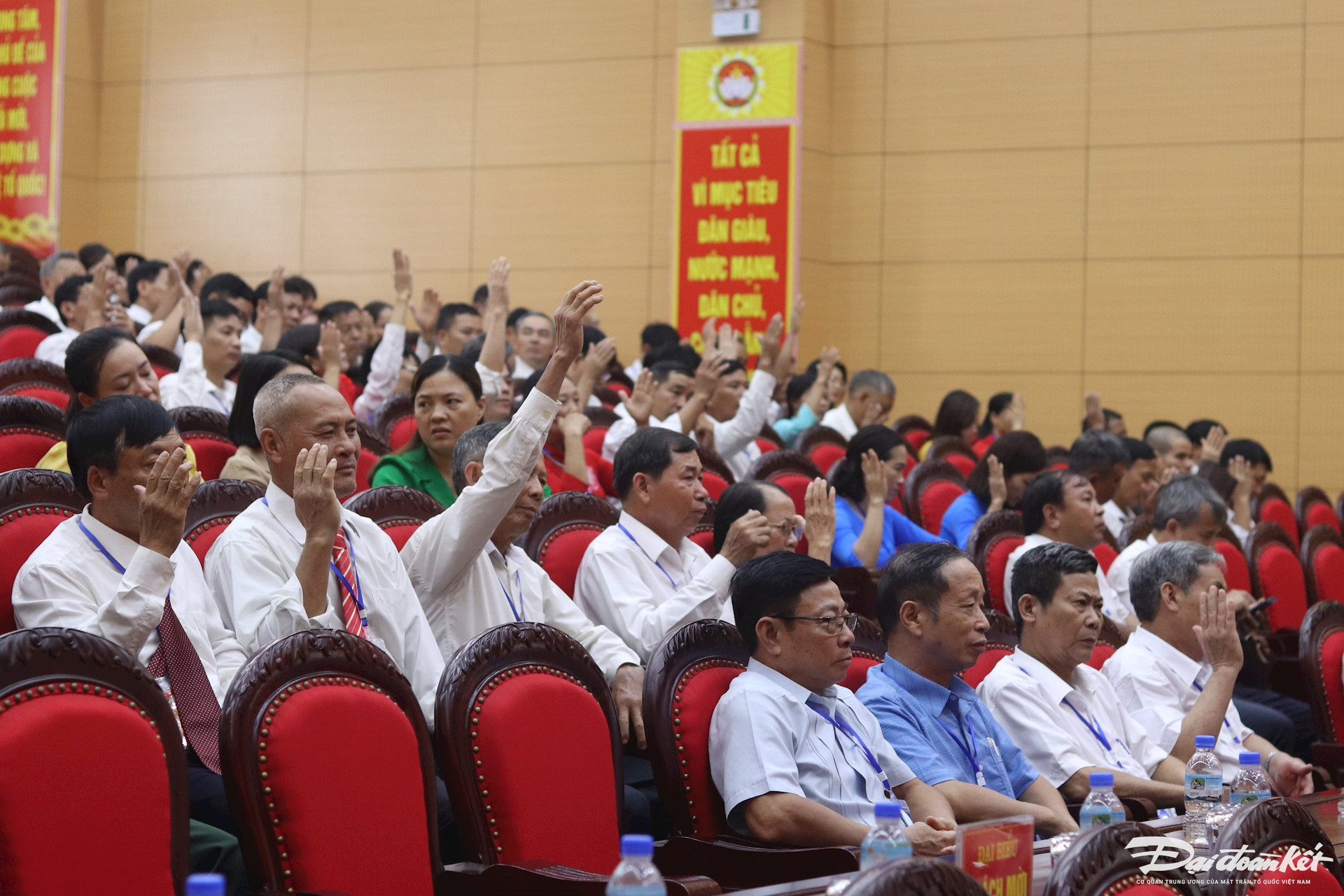 Các đại biểu tiến hành hiệp thương, cử danh sách nhân sự Ủy ban MTTQ huyện Gia Viễn khóa mới. Ảnh: Đình Minh