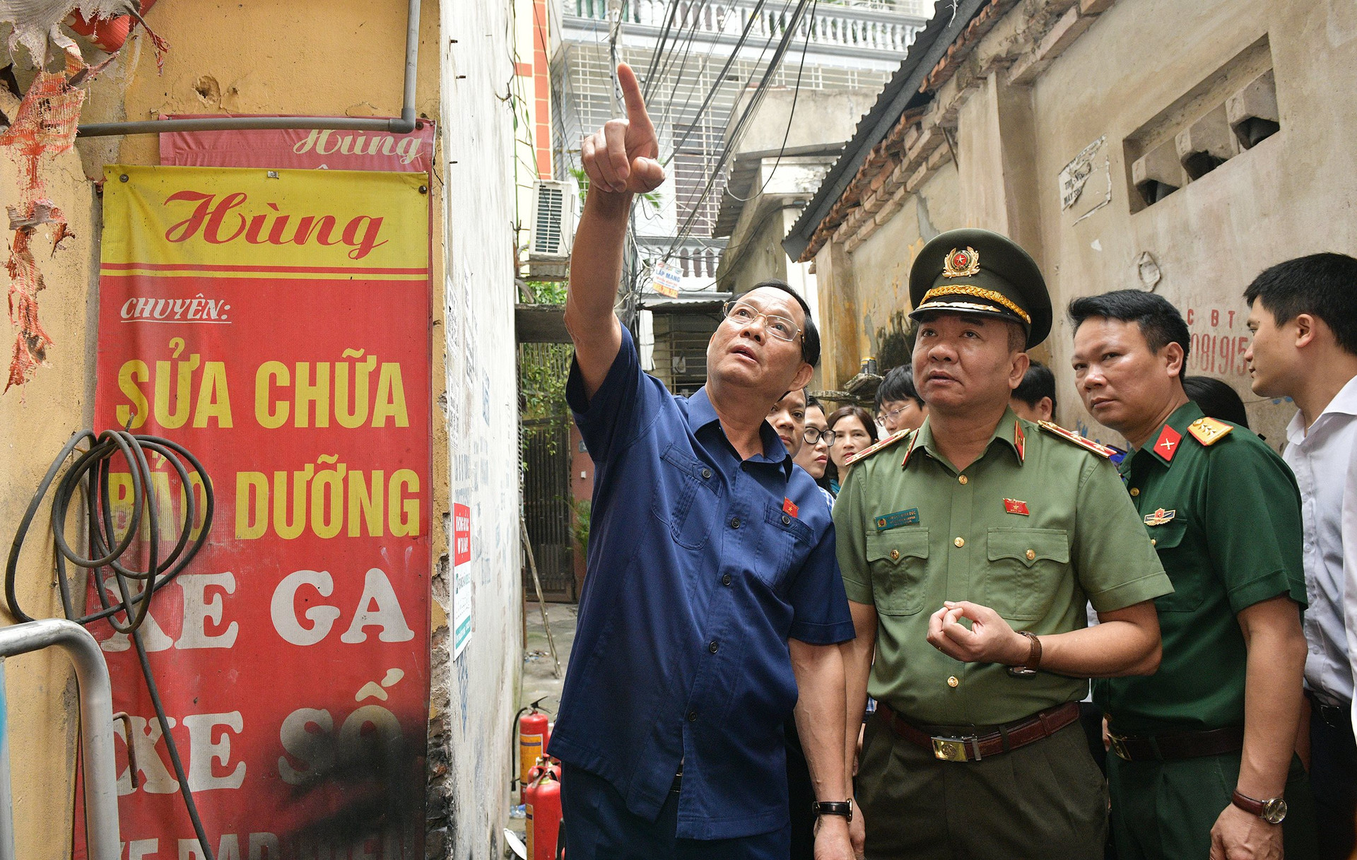 Phó Chủ tịch Quốc hội Trần Quang Phương trực tiếp đến hiện trường kiểm tra công tác cứu nạn, cứu hộ (Ảnh: Quang Vinh)