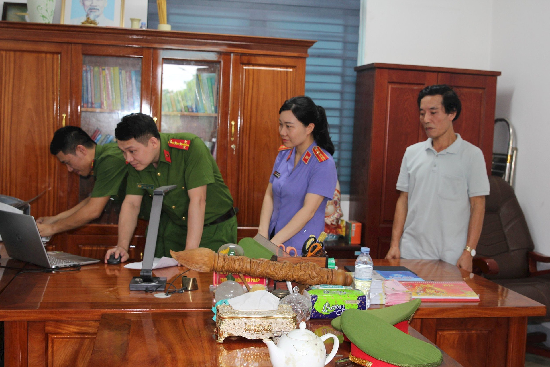 Bị can Nguyễn Chí Nguyện (53 tuổi), Trưởng phòng Tư pháp, nguyên Trưởng phòng Tài chính, thị xã Cửa Lò cũng bị khởi tố, bắt tạm giam.