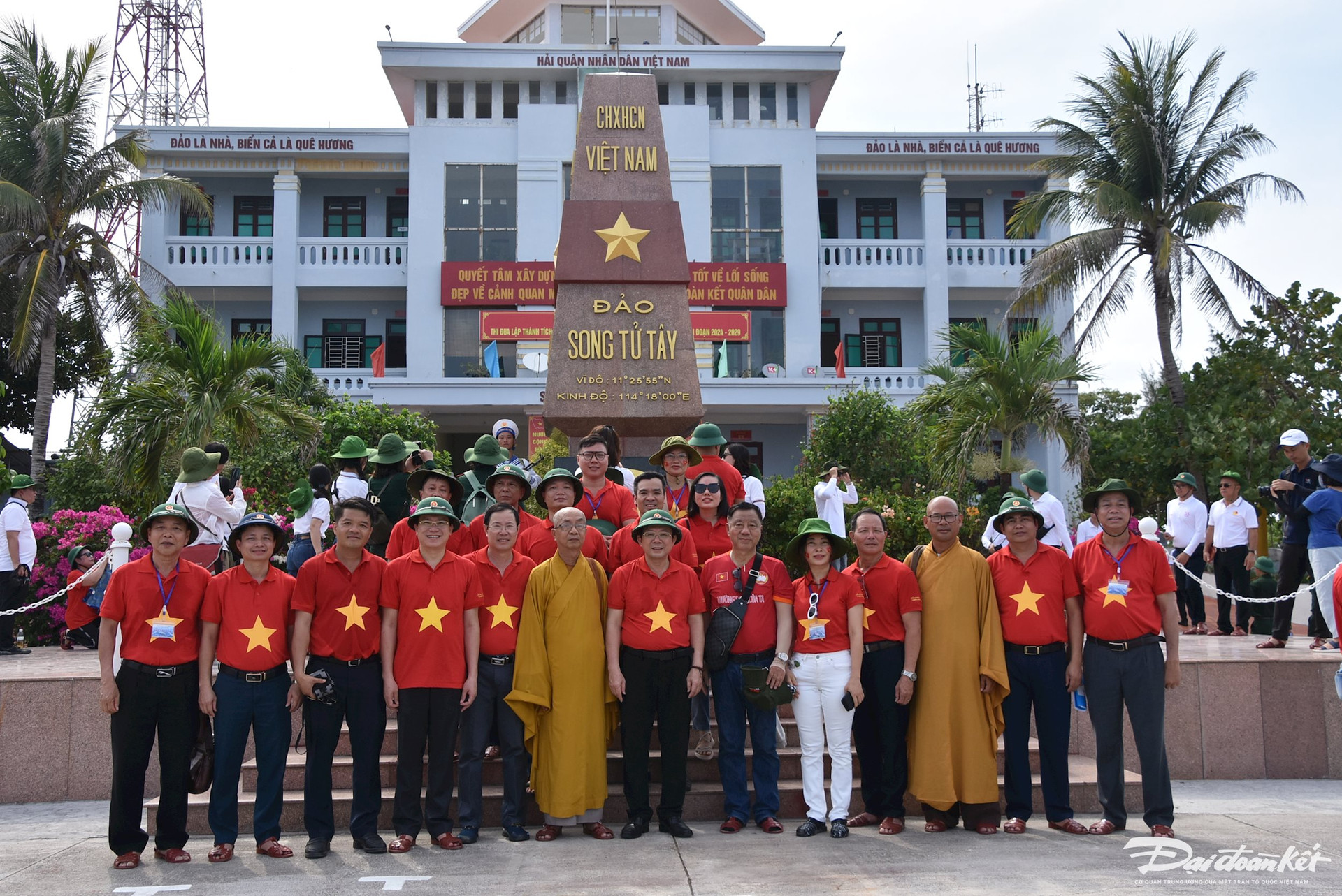 Đoàn Công tác chụp ảnh lưu niệm tại đảo Song Tử Tây.