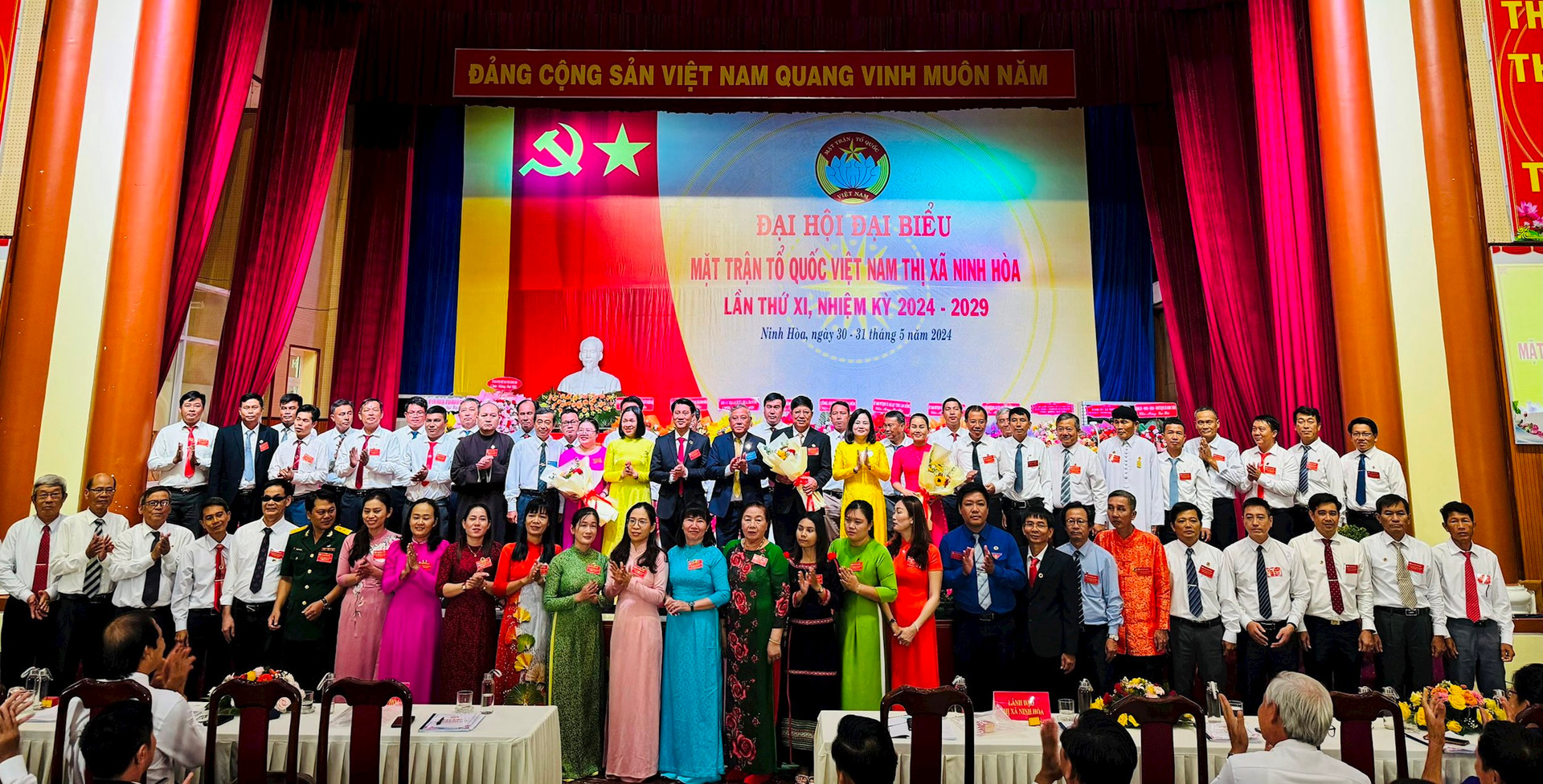 Các Ủy viên Ủy ban MTTQ Việt Nam TX Ninh Hòa nhiệm kỳ mới, ra mắt đại hội.