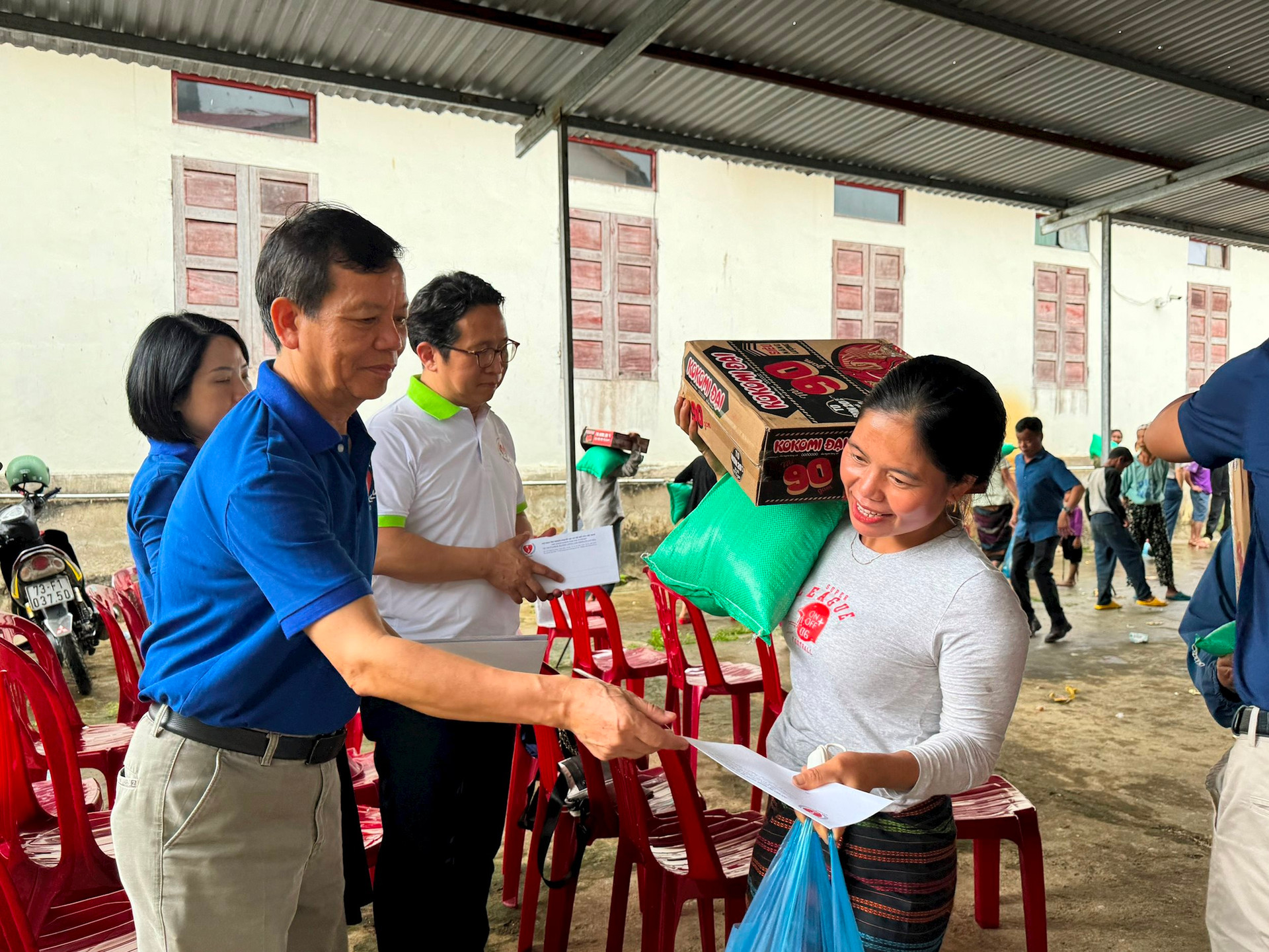 Ông Nguyễn Trọng Đàm - Chủ tịch Hội Bảo trợ người khuyết tật và trẻ mồ côi Việt Nam tặng quà cho học sinh dân tộc thiểu số xã Tân Trạch.