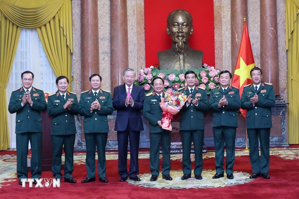 Chủ tịch nước Tô Lâm và các đồng chí trong Quân ủy Trung ương-Bộ Quốc phòng chúc mừng Thượng tướng Trịnh Văn Quyết. (Ảnh: Nhan Sáng/TTXVN)