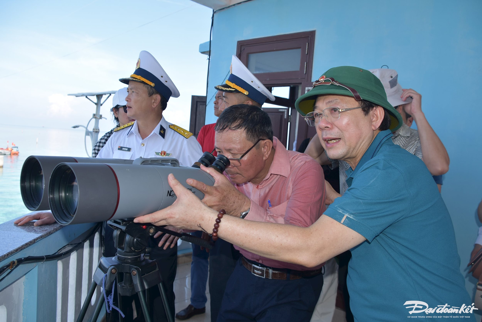 Phó Chủ tịch Ủy ban Trung ương MTTQ Việt Nam Nguyễn Hữu Dũng hướng dẫn thành viên Đoàn công tác sử dụng thiết bị trên đảo