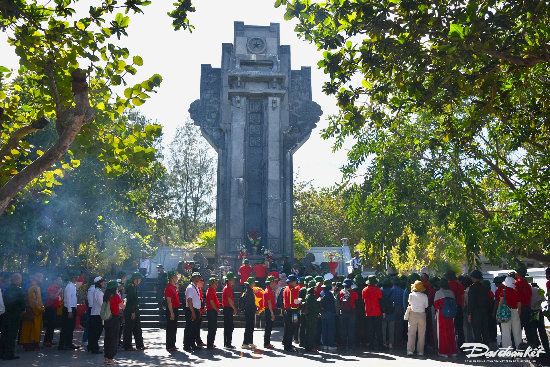 Đoàn công tác của Ủ ban Trung ương MTTQ Việt Nam dâng hương tưởng niệm các Anh hùng liệt sỹ tại đảo Trường Sa lớn.
