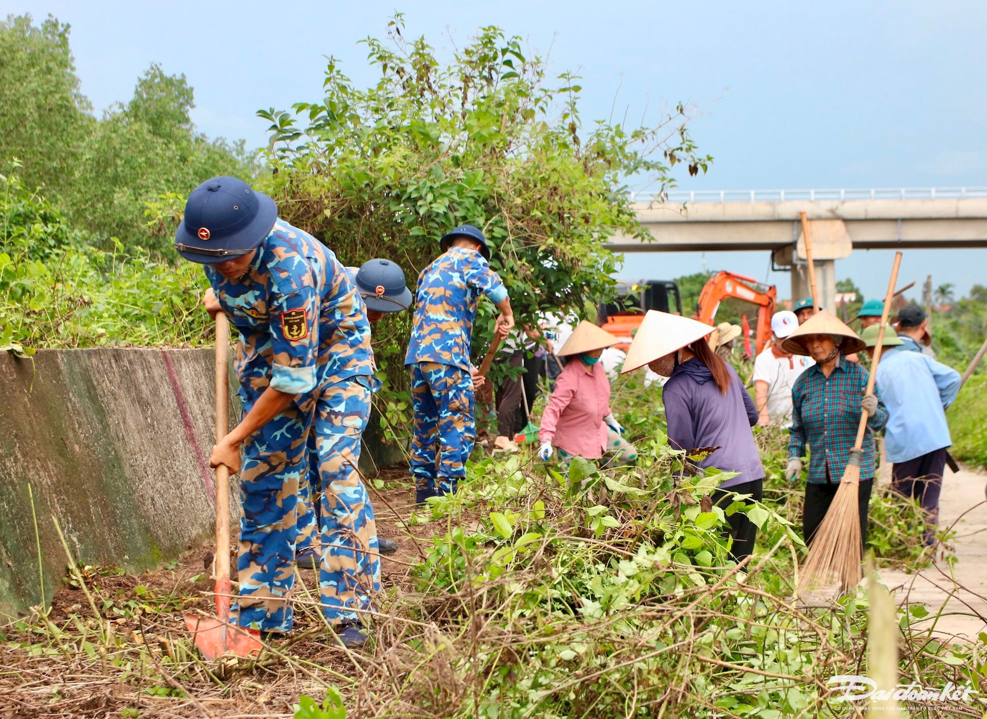 Hơn 600 người gồm đông đảo lực lượng vũ trang, nhân dân,.. trên địa bàn đã ra quân dọn vệ sinh môi trường đê Hà Nam.