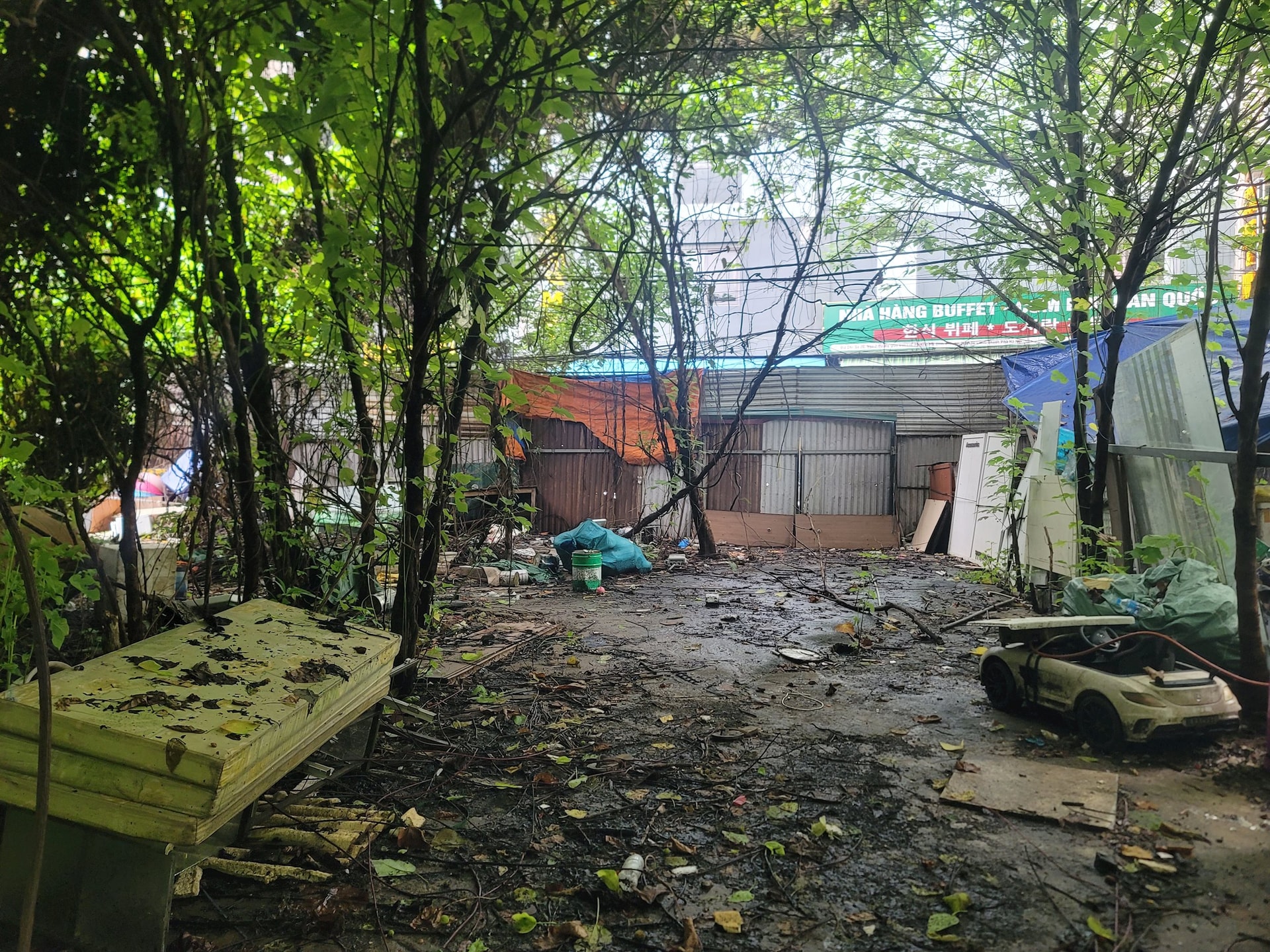 Sau khi quây tôn bên ngoài, chủ đầu tư không thực hiện triển khai xây dựng, đến nay, ô đất dự án vẫn là bãi đất trống, nhếch nhác,...