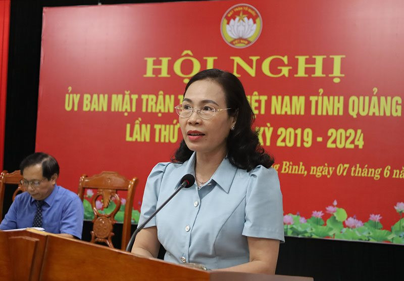Bà Phạm Thị Hân, Chủ tịch Uỷ ban MTTQ tỉnh Quảng Bình phát biểu tại hội nghị. Ảnh: X.T