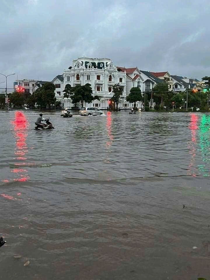 Đường Lê Hồng Phong, tuyến đường được đánh giá đẹp nhất Hải Phòng cũng ngập sâu trong nước.