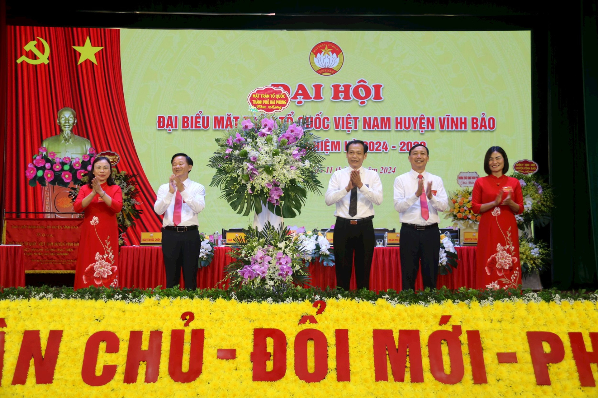 Lãnh đạo MTTQ TP Hải Phòng tặng hoa chúc mừng Đại hội Đại biểu MTTQ huyện Vĩnh Bảo lần thứ XXII, nhiệm kỳ 2024-2029.