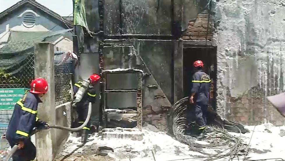 Đà Nẵng: Ô tô tải bất ngờ bốc cháy, lan sang nhà dân