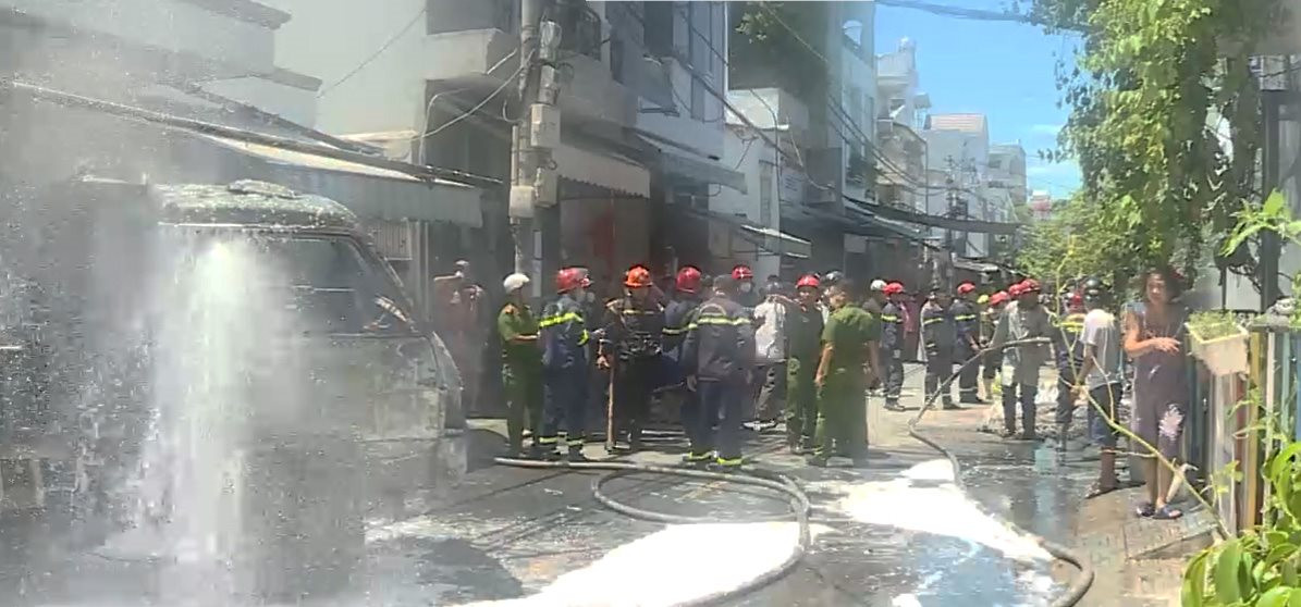 Đà Nẵng: Ô tô tải bất ngờ bốc cháy, lan sang nhà dân