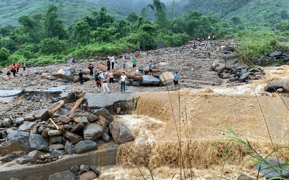 Mưa lớn cục bộ làm cầu, cống, ngầm tràn ở nhiều thôn của xã Phong Dụ Thượng, huyện Văn Yên, tỉnh Yên Bái bị hỏng, làm gián đoạn giao thông.