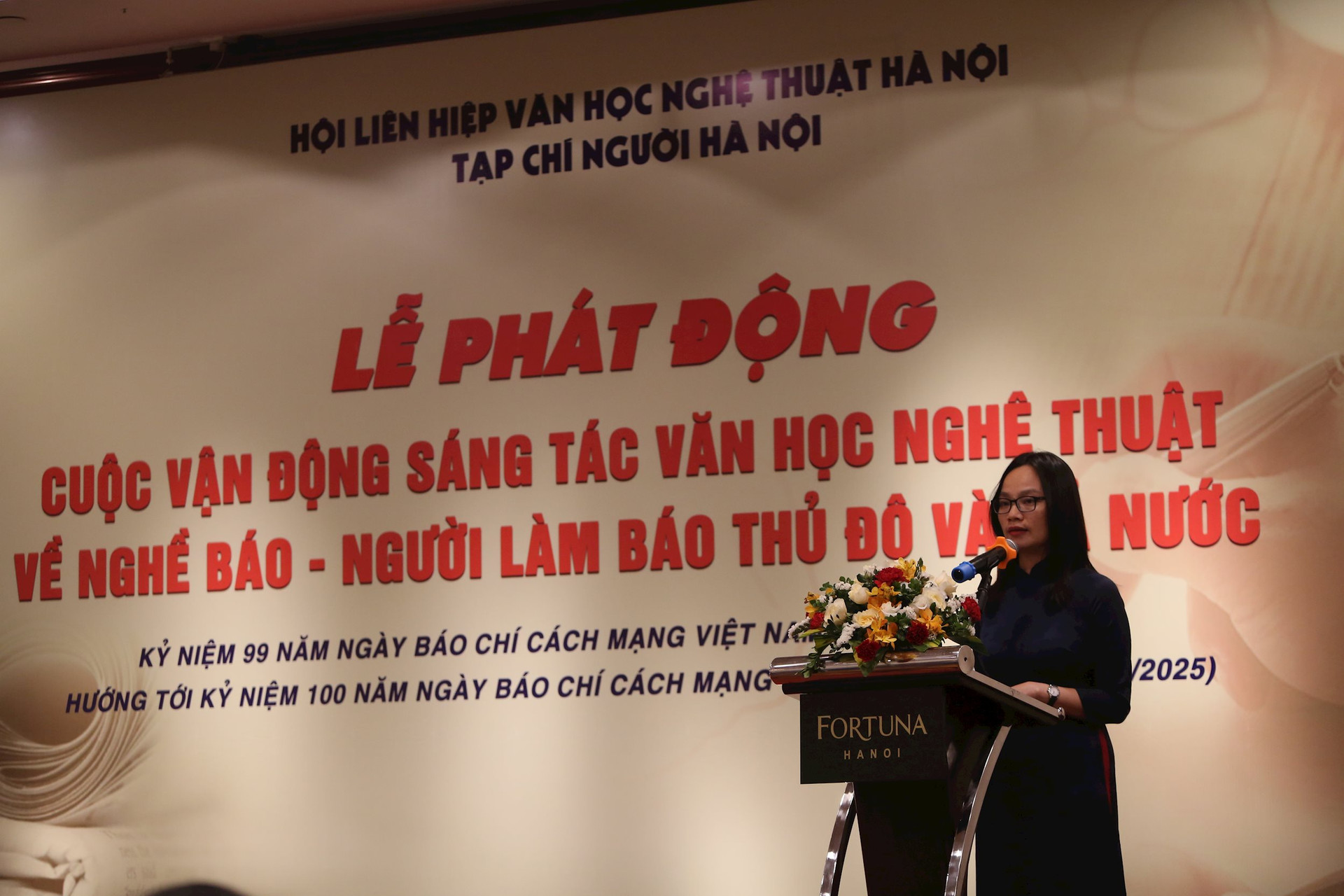 Nhà báo Vương Minh Huệ - Tổng Biên tập Tạp chí Người Hà Nội, Trưởng Ban tổ chức phát biểu tại buổi lễ.