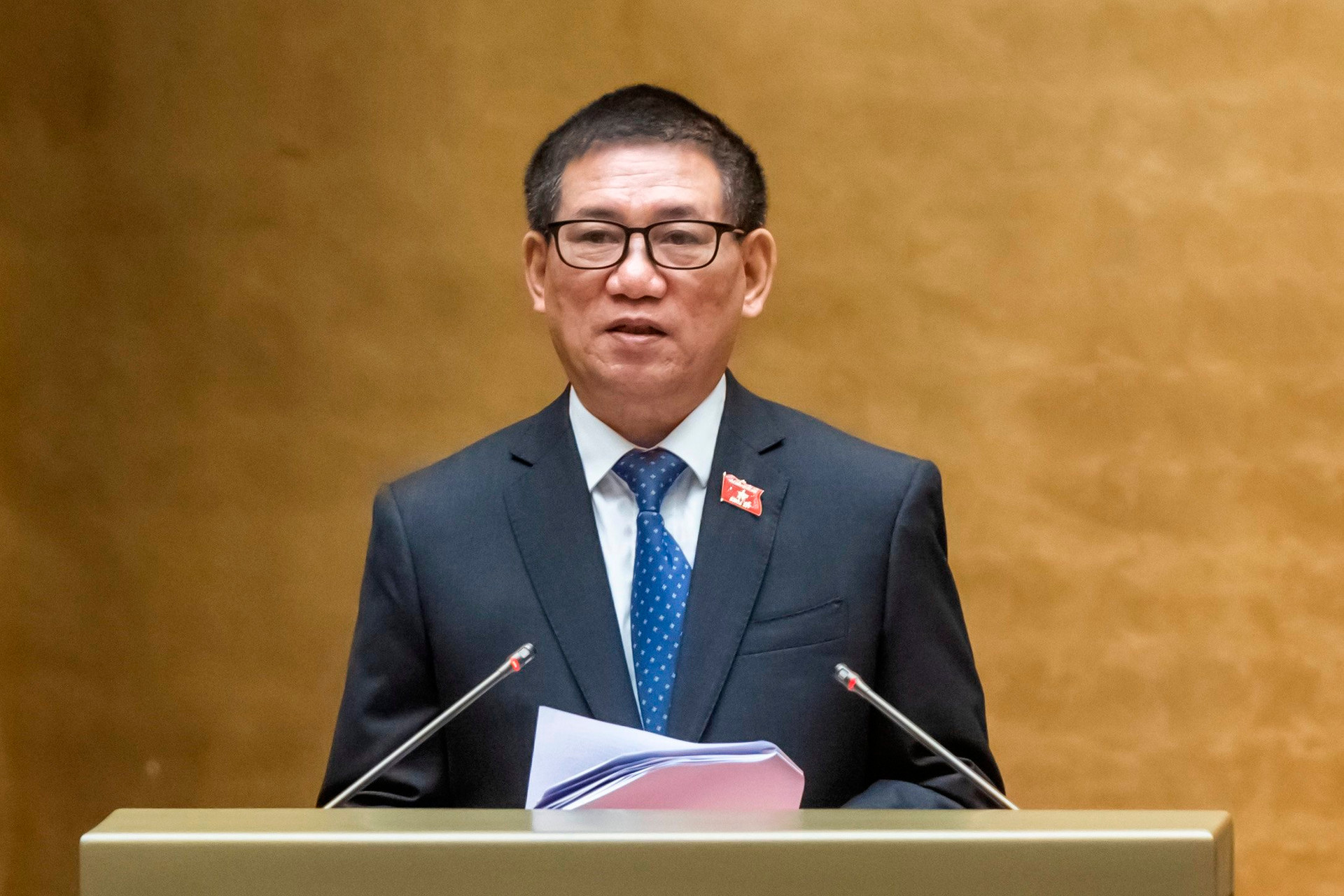 Bộ trưởng Bộ Tài chính Hồ Đức Phớc trình bày tờ trình tại phiên họp (Ảnh: Quang Vinh)