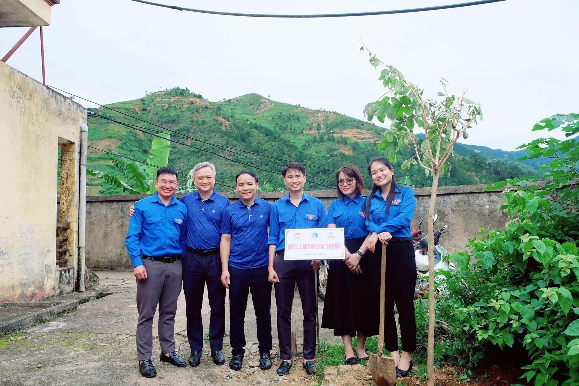 Ban Tổ chức trao tặng công trình hàng cây thanh niên cho điểm trường Sáng Pao.