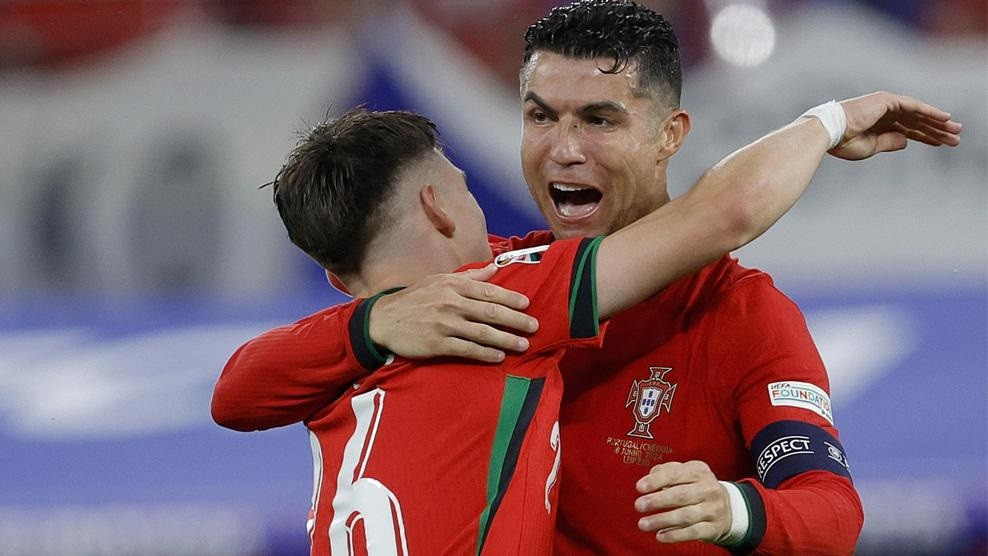 Ronaldo ăn mừng cùng Conceição sau bàn thắng quyết định giúp Bồ Đào Nha chiến thắng. (Nguồn: Getty Images)