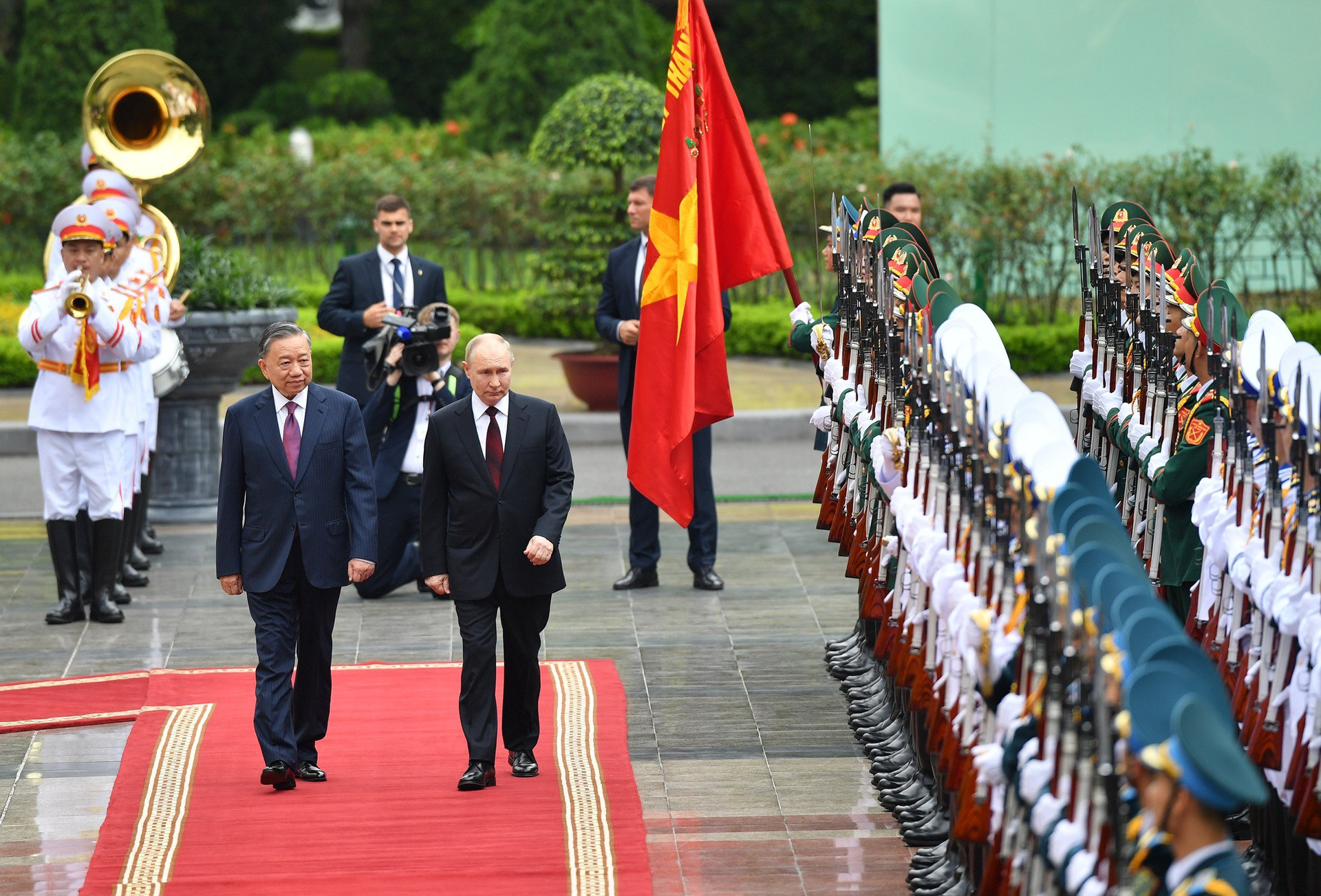 Chủ tịch nước Tô Lâm và Tổng thống Liên bang Nga Vladimir Putin duyệt đội danh dự Quân đội nhân dân Việt Nam.
