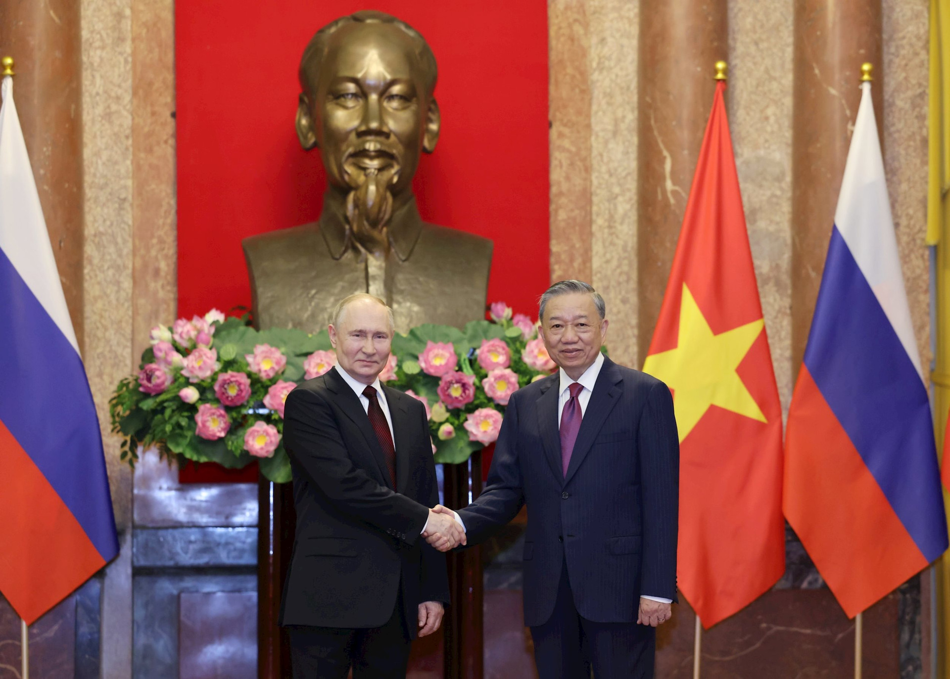 Chủ tịch nước Tô Lâm và Tổng thống Vladimir Putin chụp ảnh chung trước khi bước vào hội đàm cấp cao.