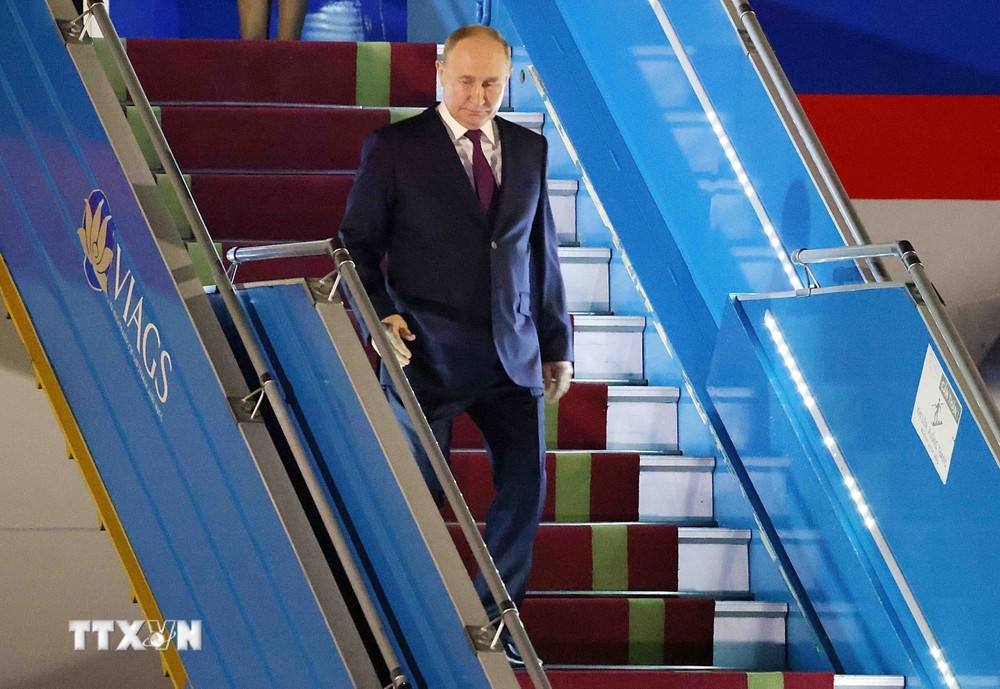 Tổng thống Liên bang Nga Vladimir Putin đến Sân bay Quốc tế Nội Bài. (Ảnh: Phạm Kiên/TTXVN)