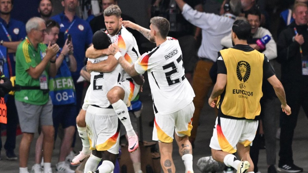 Đội tuyển Đức (áo trắng) nhọc nhằn giành ngôi đầu bảng A. (Nguồn: Getty Images)