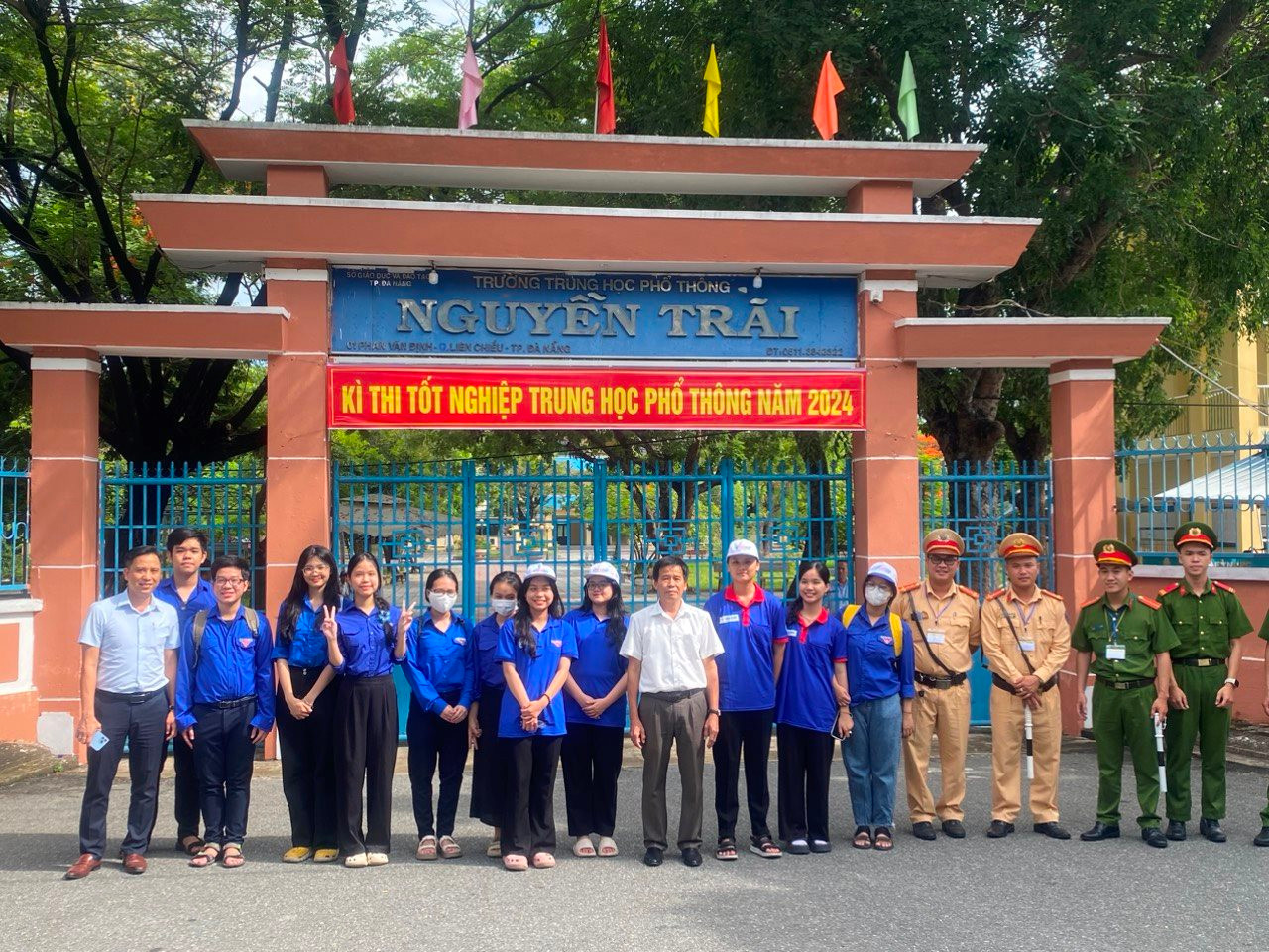Lực lượng bảo vệ và tình nguyện viên tại 1 điểm thi tốt nghiệp THPT năm 2024 của thành phố Đà Nẵng.