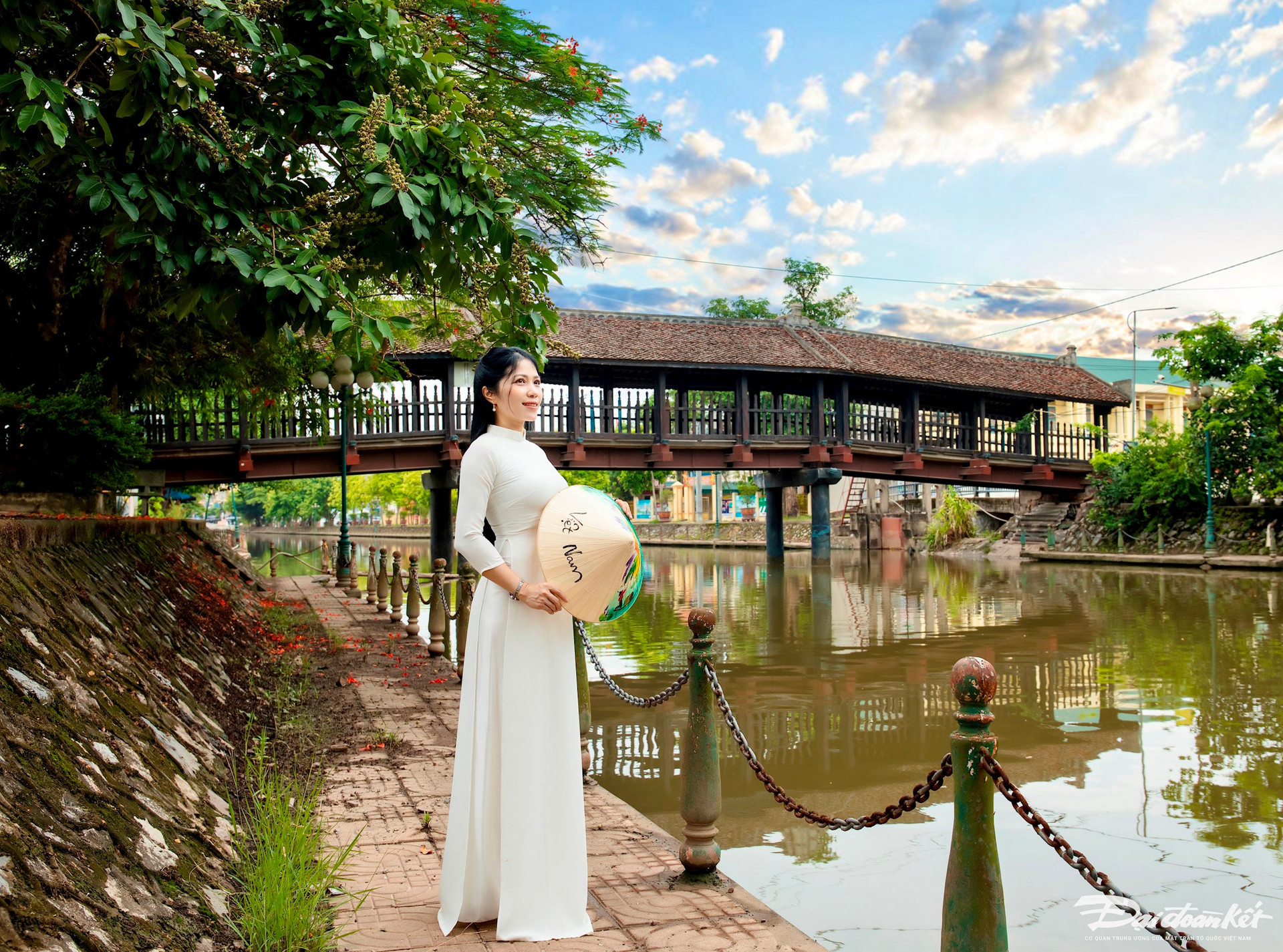 Theo UBND huyện Kim Sơn, với niên đại hơn 1 thế kỷ, cầu ngói Phát Diệm là một trong những cây cầu ngói có kiến trúc độc đáo và lâu đời nhất ở Việt Nam. Năm 2018, cầu ngói Phát Diệm được công nhận là Di tích lịch sử văn hóa cấp tỉnh. Ảnh