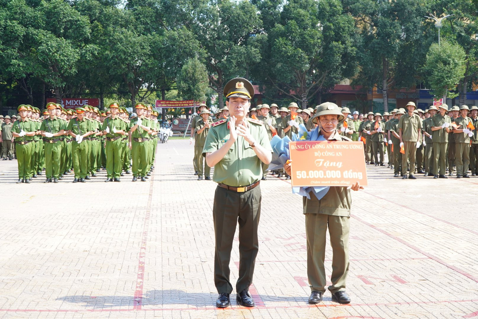 Trung tướng Lê Quốc Hùng - Ủy viên BCH Trung ương Đảng, Thứ trưởng Bộ Công an tặng quà cho lực lượng tham gia bảo vệ ANTT ở cơ sở.