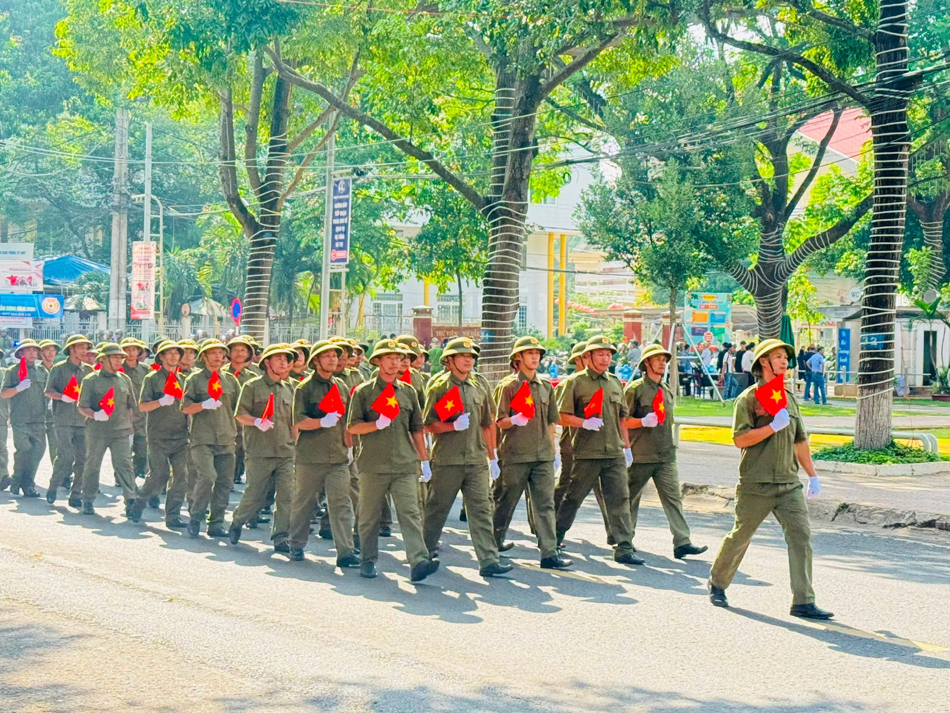 Lực lượng tham gia bảo vệ ANTT cơ sở tham gia diễu hành biểu dương lực lượng.